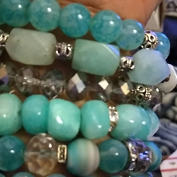 Women's bracelets and matching earrings. - Picture 4 of 8